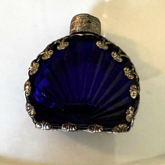 Beautiful antique cobalt blue glass perfume bottle, filigree casing gorgeous - Picture 3 of 5